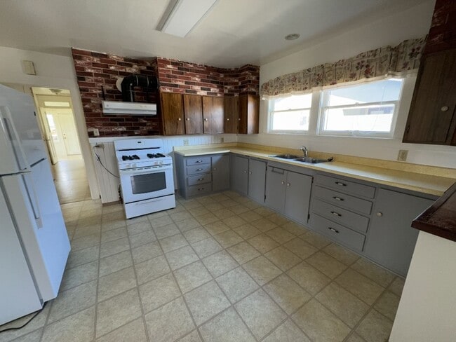 Building Photo - Spacious 3 Bed 1 Bath home located in Eureka