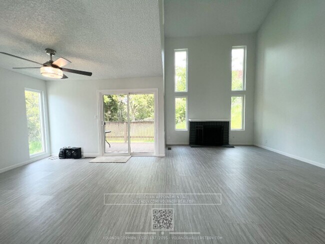 Building Photo - Beautifully 3BR Townhome with Huge Loft St...