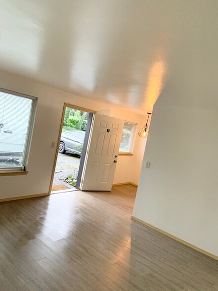 Building Photo - 9222 Kenwood Dr SW