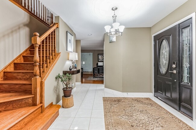 Building Photo - Fully Furnished 4 Bedroom 2.5 bathroom home in Bloomingdale