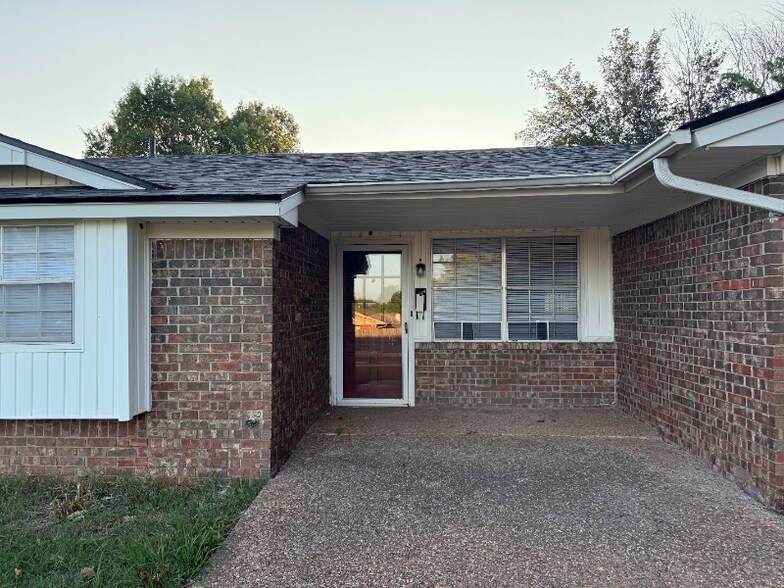 Building Photo - 9 Dakota Dr