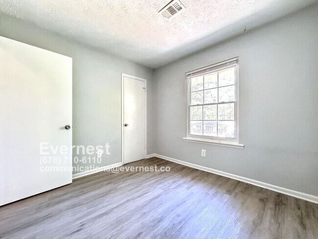 Building Photo - 416 Plainville Dr SW
