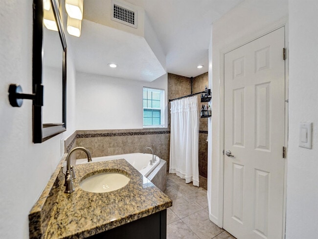 Building Photo - 4960 SW 89th Ave