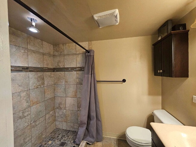 Building Photo - 2025 Lee St