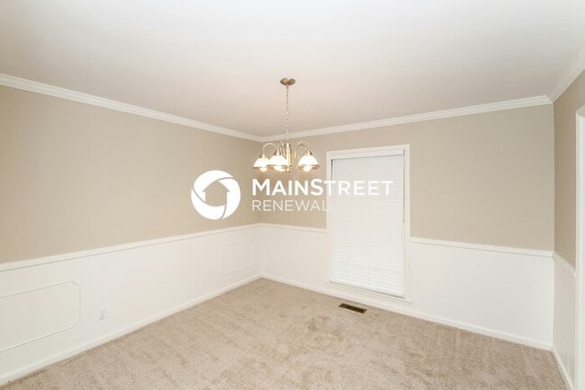 Building Photo - 5 Bedroom Pet-Friendly Home in Center Poin...
