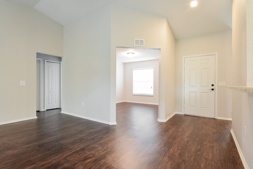 Building Photo - 2146 Mirasol Dr