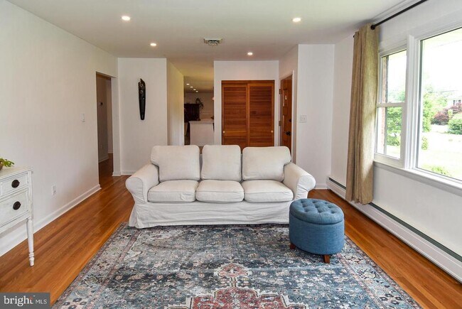 Building Photo - 2 Cinnamon Fern Rd
