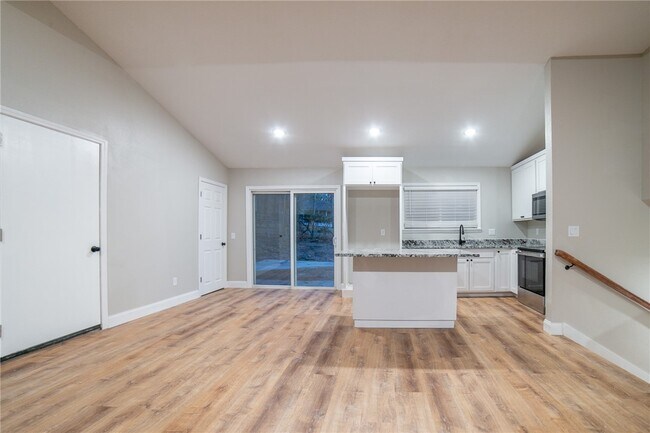 Building Photo - 1647 Carolyn Dr