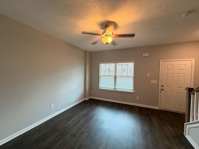 Building Photo - 2 Bedroom, 2.5 Bath Townhome in Antioch - Available Now!