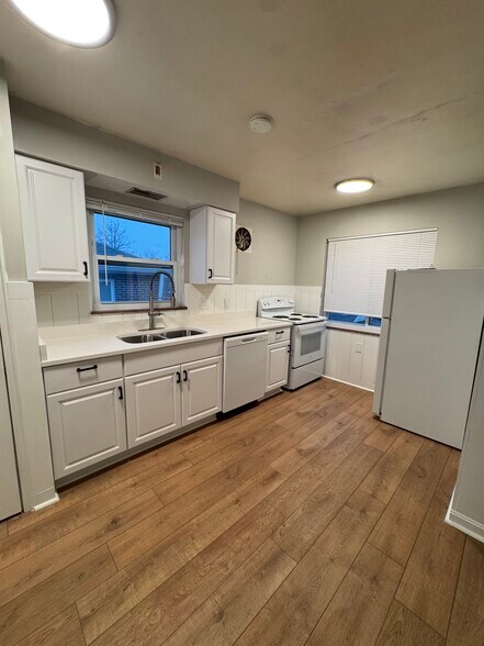 Kitchen - 6803 Plainfield Rd