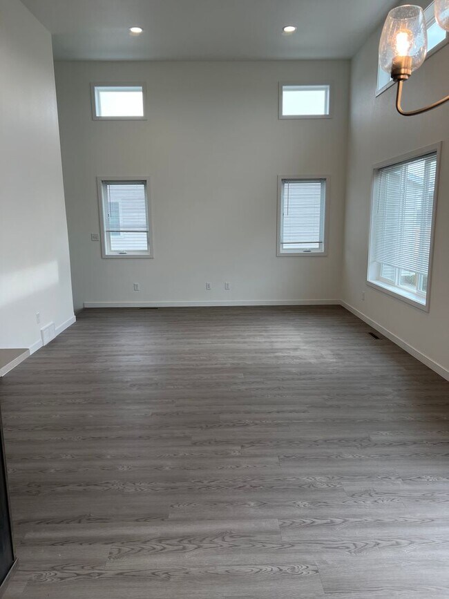 Building Photo - 915 46th Ave S