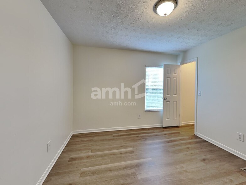 Building Photo - 170 Old Carriage Ct