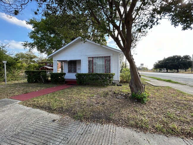 Building Photo - Newly renovated 3 bed/1 bath house for lea...