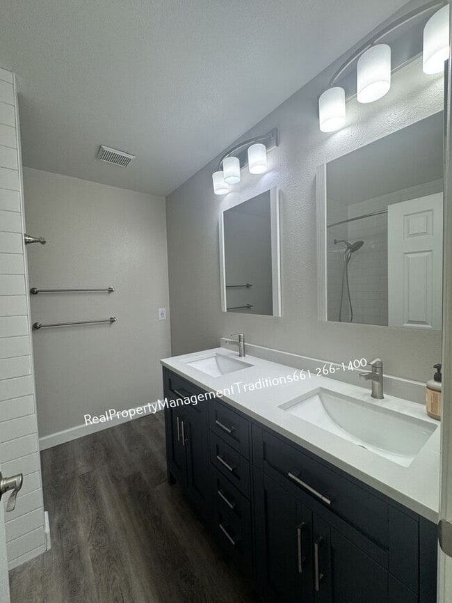 Building Photo - Elegant 4 Bed 2 Bath Home