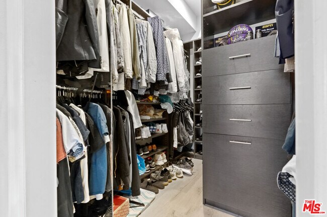 Building Photo - 10627 Ashton Ave