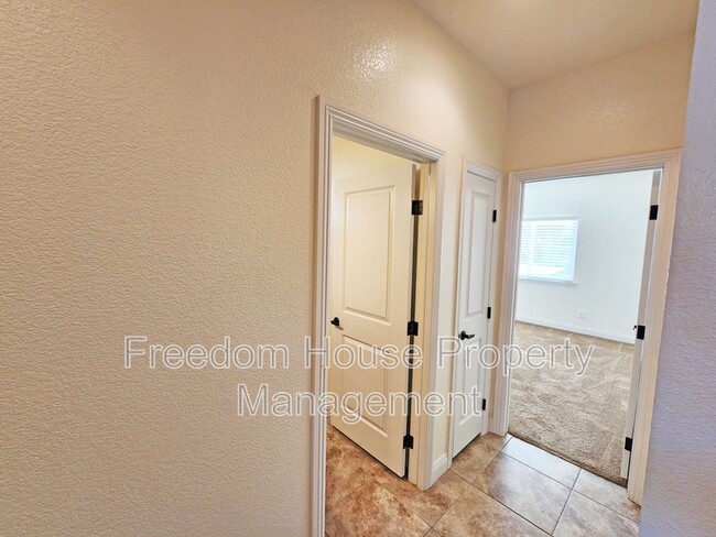 Building Photo - 4920 Honey Locust Dr