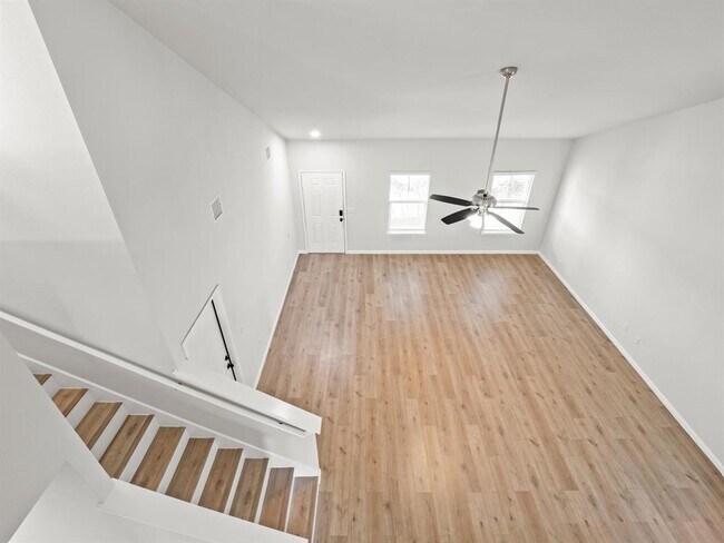 Building Photo - 303 Camellia Dr