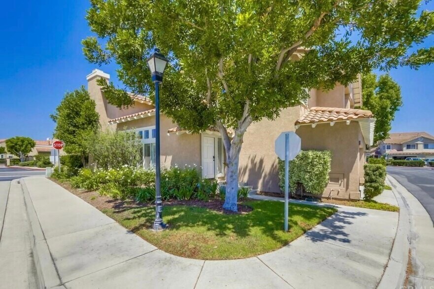 Corner lot - 2501 Avenita Alpera