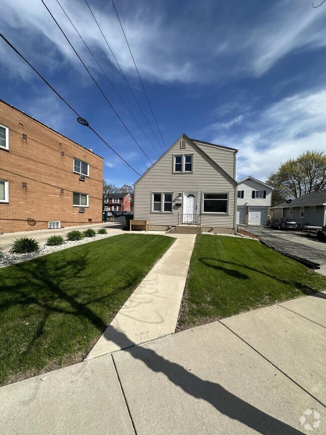 Building Photo - 9224 W National Ave