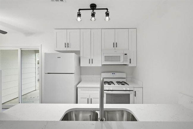 Building Photo - 2711 St Edwards Cir