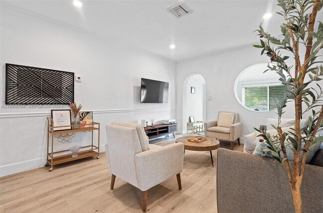 Building Photo - 1636 Arthur St