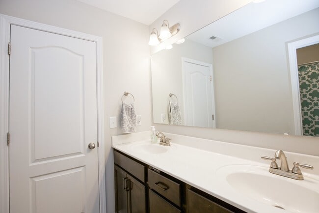 Building Photo - Spacious 5-Bedroom Home with 3 Full Bathrooms in Carthage, NC - Perfect for Your Family!