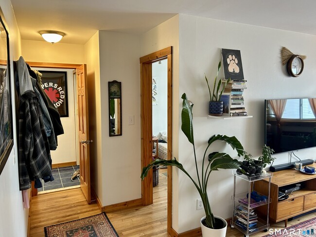 Building Photo - 4 Van Zant St