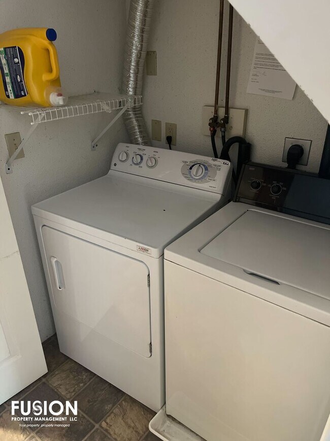 Building Photo - 3 Bedroom/2 Bathroom Condo Right Near Oakledge Park w/Pool!