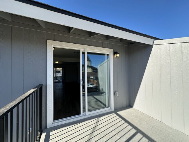 Building Photo - Adorable Top-Floor Unit