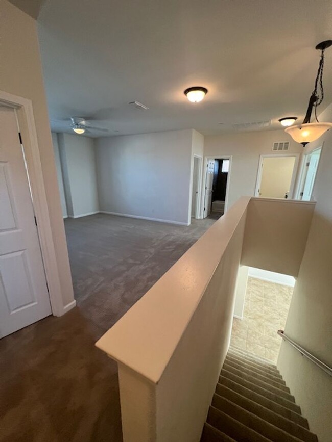 Building Photo - 4 Bedroom Home in Gated Community With Sho...