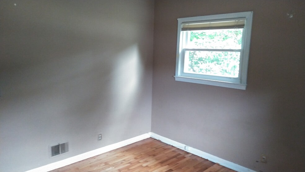 Front bedroom - 1537 Linden St