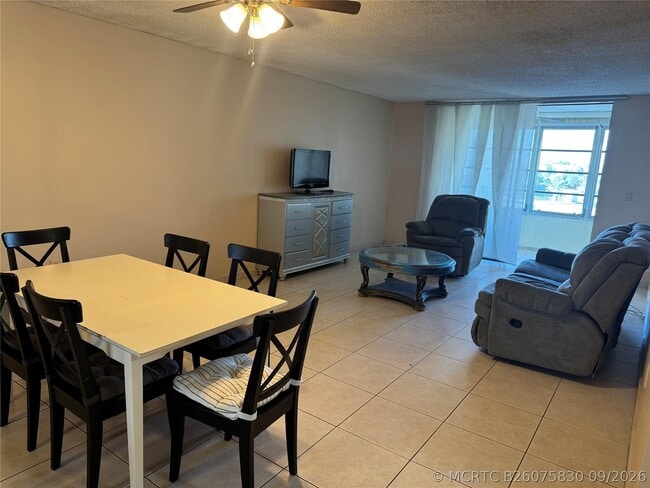Building Photo - 2860 Somerset Dr