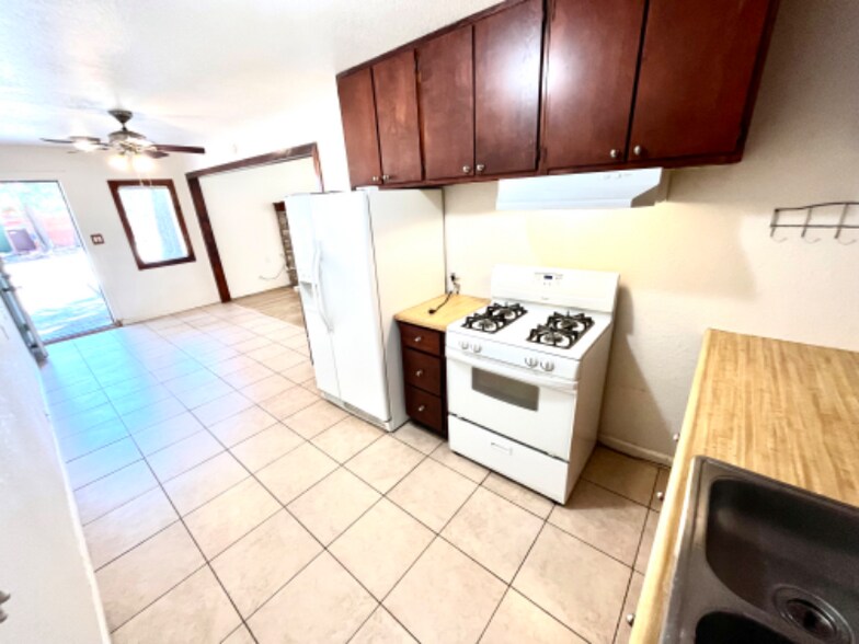 Building Photo - 2975 Sacramento Ave