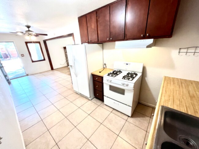 Building Photo - 2975 Sacramento Ave