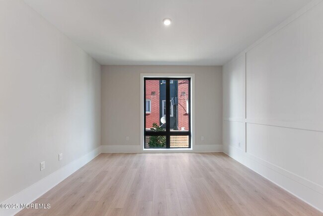 Building Photo - 215 2nd Ave