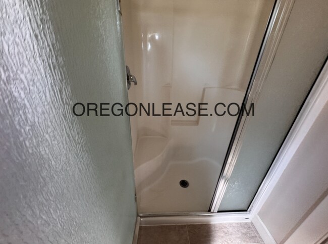 Building Photo - 2 bedroom 2 bath Second floor Thurston duplex home