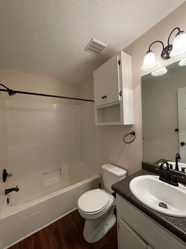 Building Photo - Foxchase Subdivision! END UNIT CLOSE TO COMMUNITY POOL