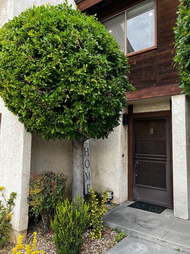 Building Photo - 2 Bedroom 1.5 Bath Townhouse Condo for Rent in the Heart of Monrovia