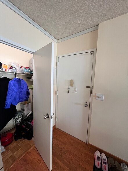 Entrance / Closet - 45 river drive south