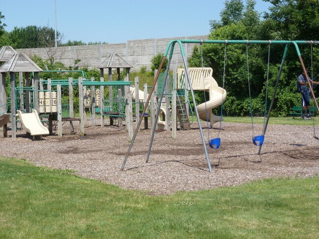 Building Photo - 2 Bedroom Condo for Rent  Warrenville HTS