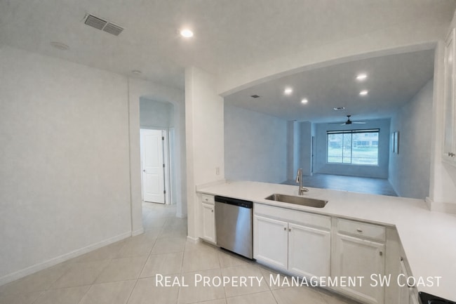 Building Photo - 2555 Vine Ave