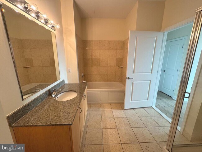 Building Photo - 901 N Penn St