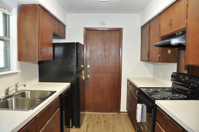 Building Photo - 2 Bedroom 1 Bath 1 Car Garage in Heart of ...