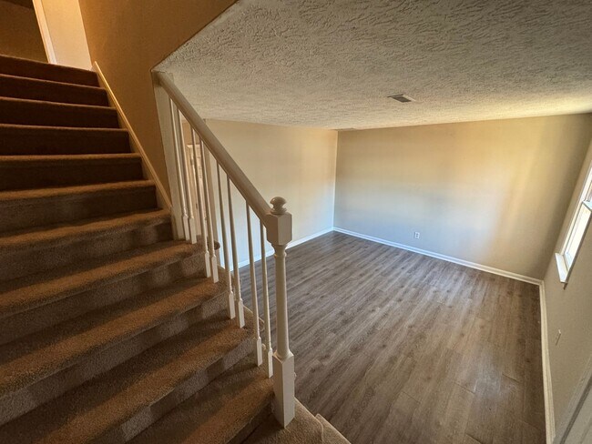 Building Photo - 2 Bedrooms, 1.5 Bathrooms - Townhome in West Rome!