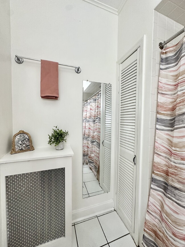 Building Photo - Charming 1 Bedroom Across from Washington ...