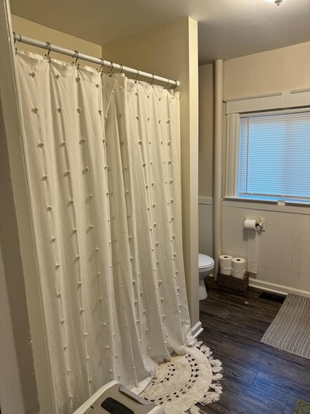 Building Photo - 303 S Main St