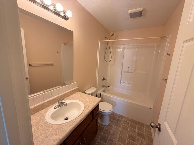 Building Photo - Beautiful Split Level in Northern Heights