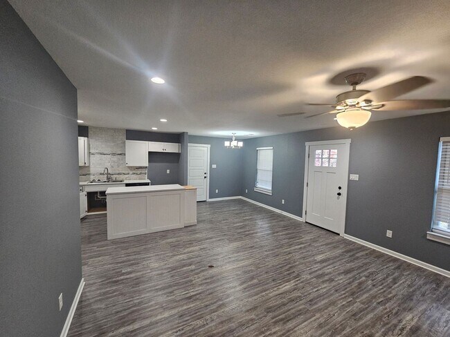 Building Photo - 4 bed 2 bath home in Benton