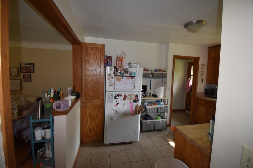 Kitchen - 383 Queenan Ave S