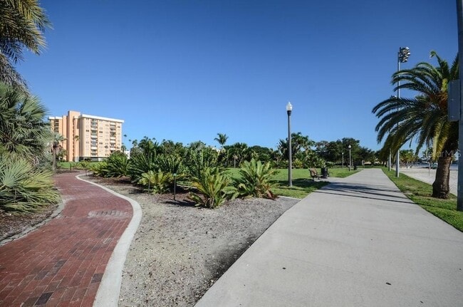 Building Photo - 1120 N Shore Dr NE